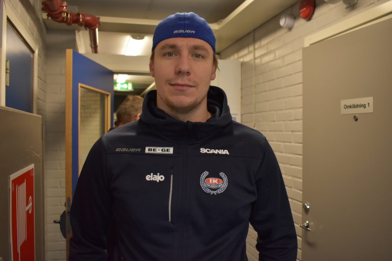 Tomas Rydén, målvakt i IK Oskarshamn, tittar in i kameran