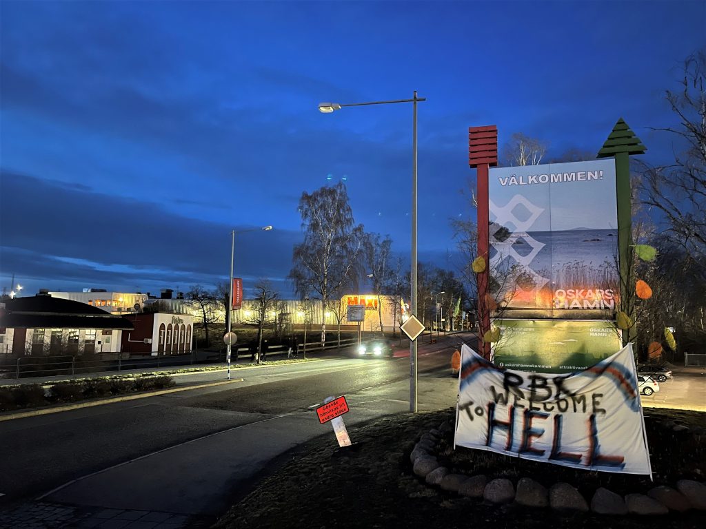 En banderoll har hängts upp vid infarten till Oskarshamn, med texten "Welcome to hell, RBK"