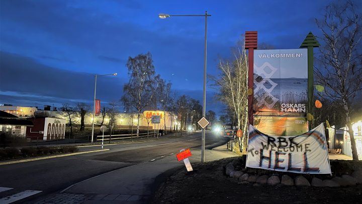 En banderoll har hängts upp vid infarten till Oskarshamn, där det står "Welcome to hell, RBK"