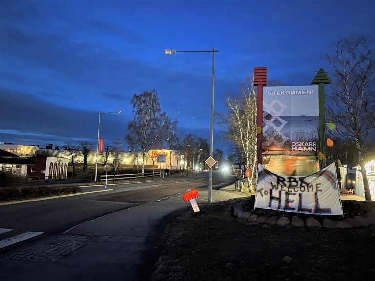 En banderoll har hängts upp vid infarten till Oskarshamn, där det står "Welcome to hell, RBK"