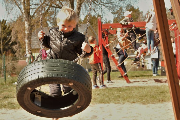 Ludvig, 5 år, var först på gungan vid invigningen av en lekplats i Misterhult