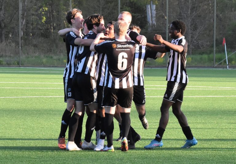 Högsby IK jublar efter att ha gjort mål mot Karlskrona i fotbollens division 2