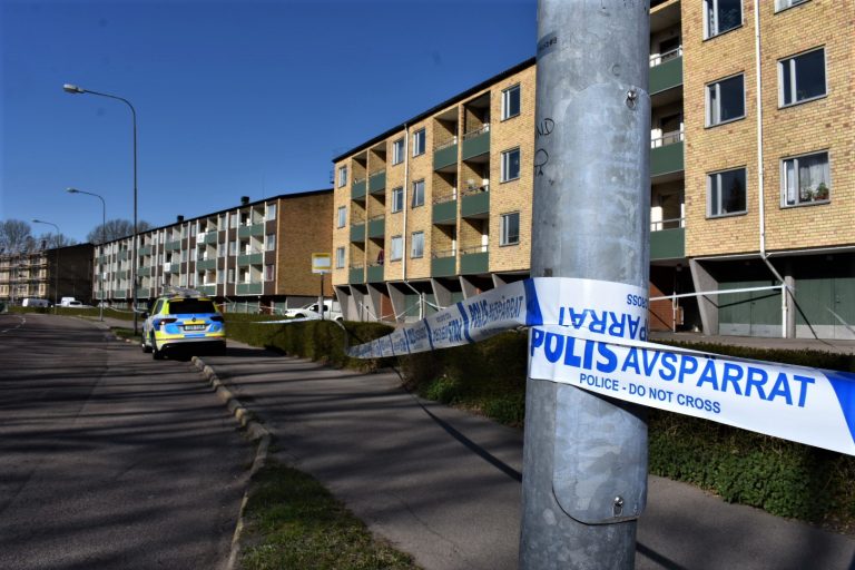 Polisens tekniker och hundförare undersöker en plats på Humleplan i Oskarshamn, misstänkt mord.