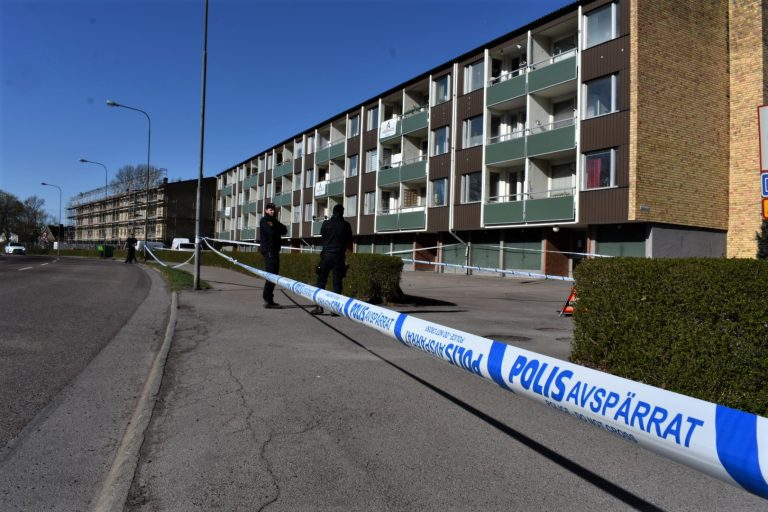 Polisens tekniker och hundförare undersöker en plats på Humleplan i Oskarshamn, misstänkt mord.