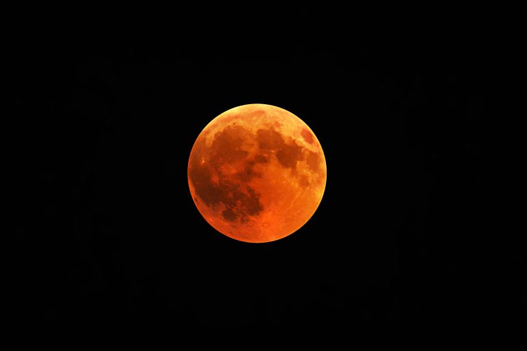 Bild på röd måne