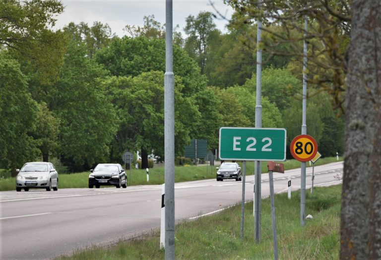 Bild på trafik på E22:an mellan Oskarshamn och Mönsterås