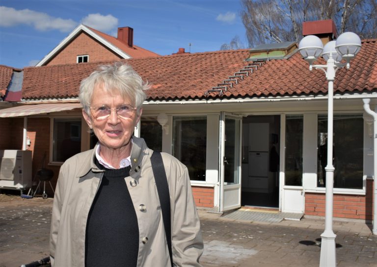 Ansiktsbild på Eva Holm vid invigningen av ett nytt äldreboende i Misterhult