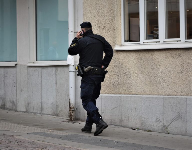 Genrebild, polis, fotpatrullerande polis i Oskarshamn