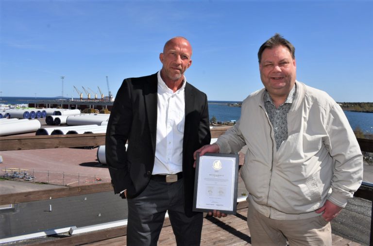 Niclas Strömqvist, vd för Smålandshamnar AB, och Peter Wretlund (S), ordförande för Smålandshamnar, poserar med ett diplom efter att ha fått ett fint branschpris.