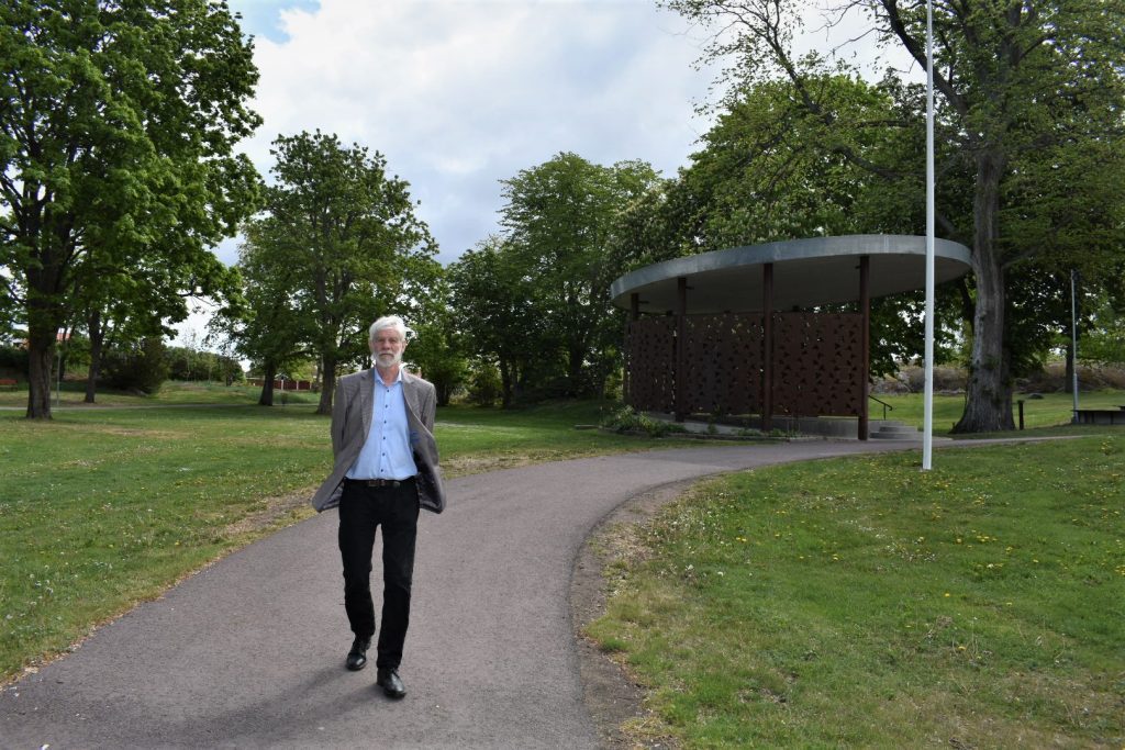 Ingemar Lennartsson (KD) på en pressträff i stadsparken i Oskarshamn