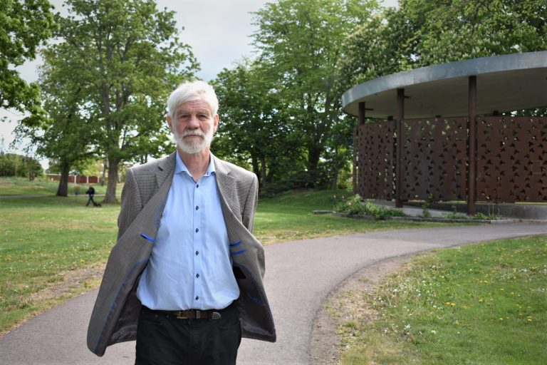 Ingemar Lennartsson (KD) på en promenad i stadsparken i Oskarshamn