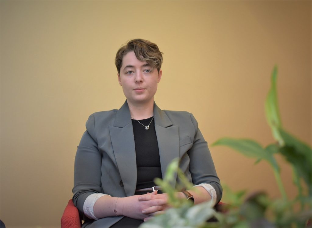 Johanna Wyckman (L), regionråd, pratar på en pressträff