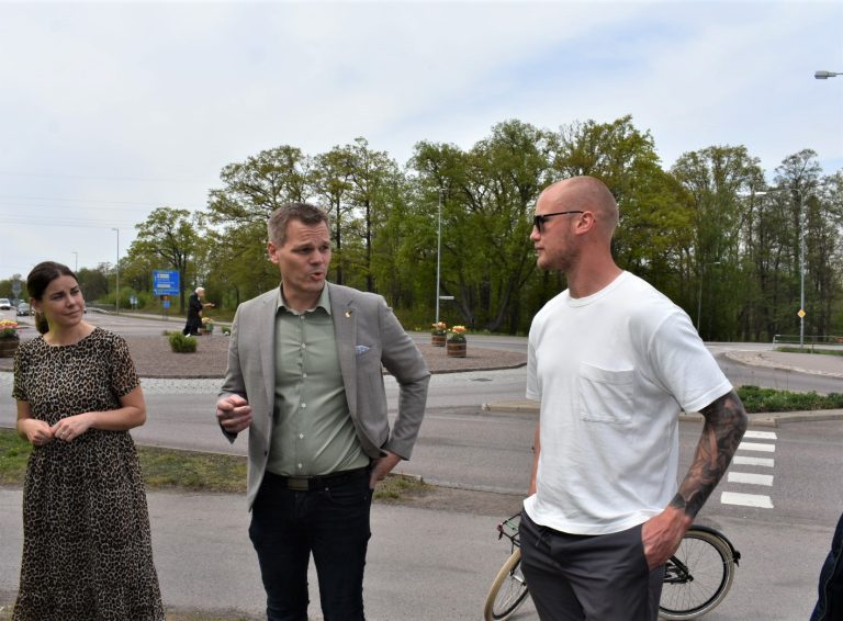 Maria Ihse, kommunikationschef i Oskarshamns kommun, och Andreas Erlandsson (S), kommunstyrelsens ordförande i Oskarshamn, pratar på en pressträff tillsammans med IK Oskarshamns lagkapten Jonas Engström.