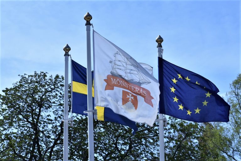 Mönsterås kommunflagga tillsammans med den svenska flaggan och EU-flaggan