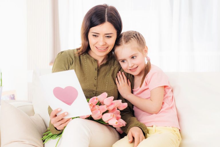 Dotter uppvaktar mamma på mors dag