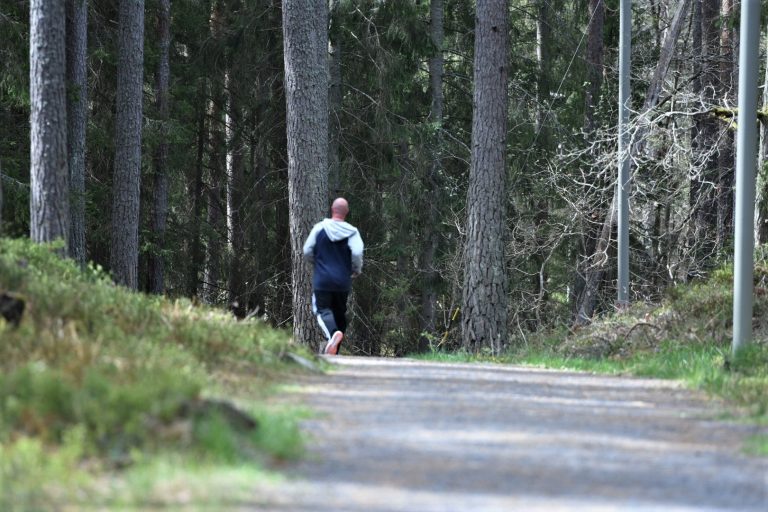 En man springer på ett motionsspår i Oskarshamn