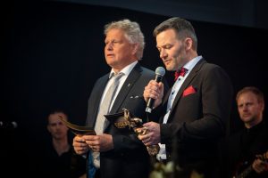 Bengt Karlsson Moberg, rektor på Nova och Kommundirektören Henrik Andersson delar ut Årets regionutvecklingspris