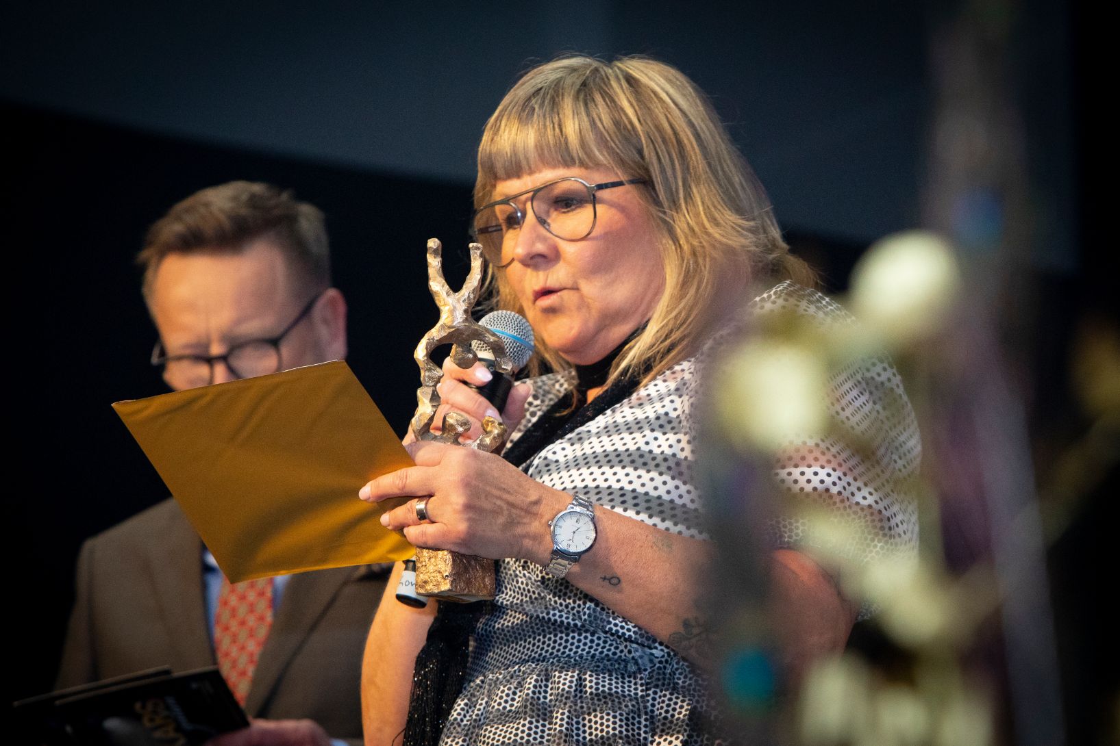 Liselotte Lindén på Oskarshamns-Tidningen delade ut priset för årets medarbetare.