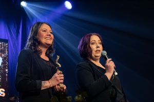 Ullis Hilmersson och Carola Karlsson tog emot Årets Granne som tilldelats Carolas hjälpande hand