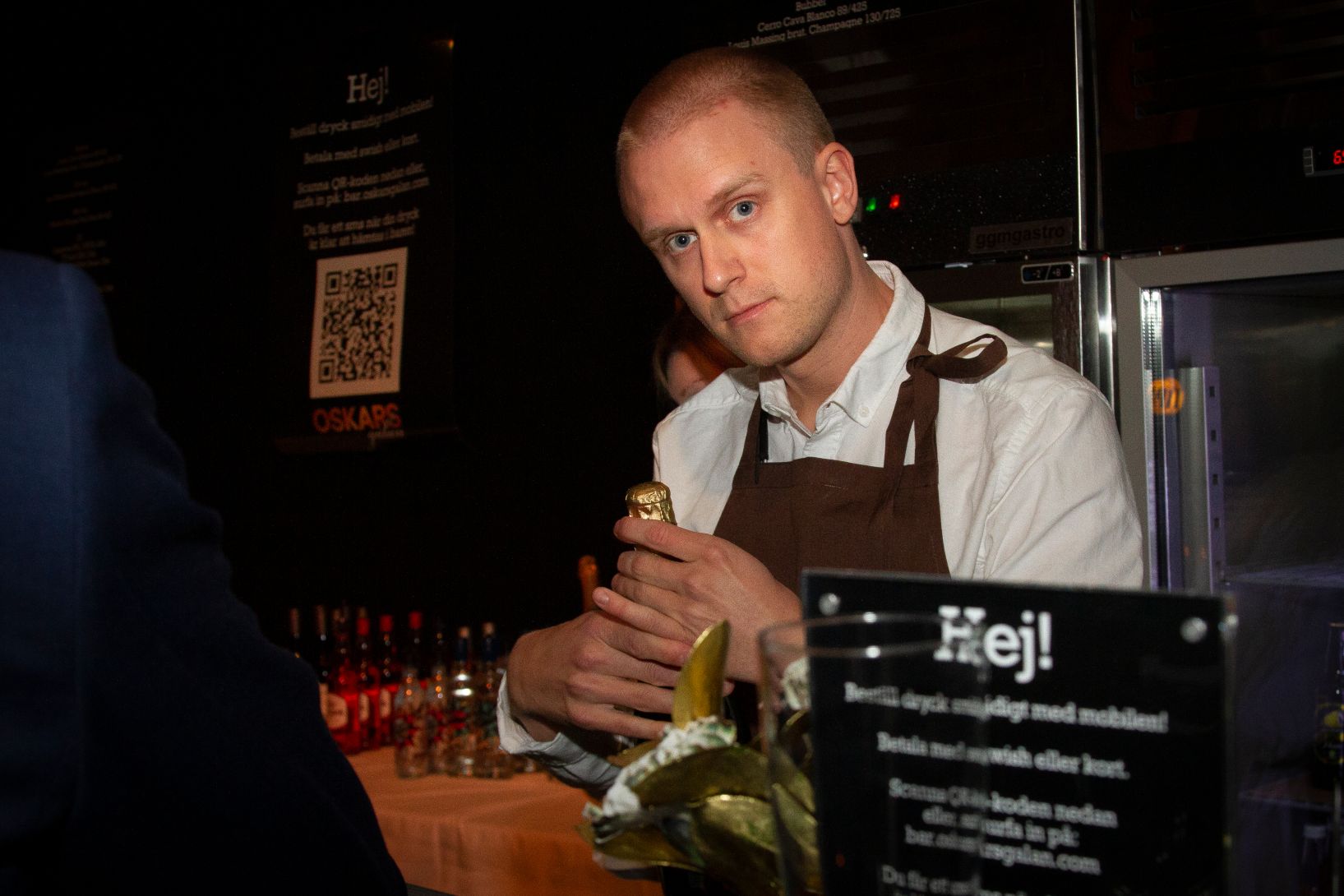 Bartendern Christoffer Saanum hade fullt upp under hela kvällen.