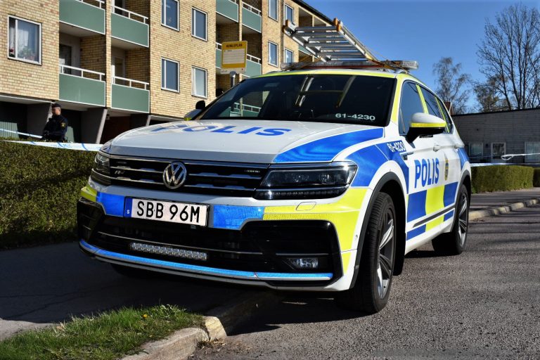 Polisens tekniker och hundförare undersöker en plats på Humleplan i Oskarshamn, misstänkt mord.