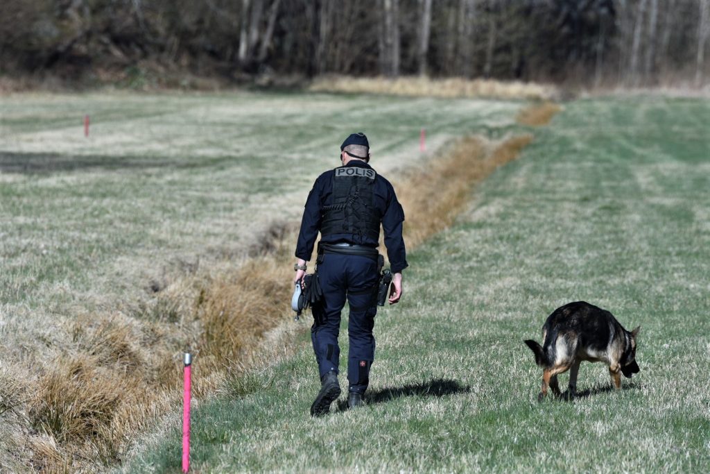 Polisens tekniker och hundförare undersöker en plats på Humleplan i Oskarshamn, misstänkt mord.