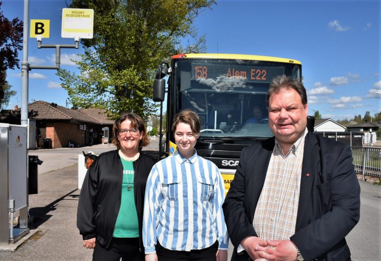 Karin Helmersson (C), Johanna Wyckman (L) och Peter Wretlund (S) pratar på en pressträff i Högsby.