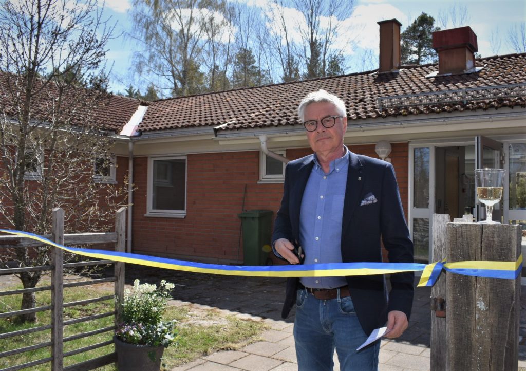 Rolf Lindström (M), socialnämndens ordförande i Oskarshamns kommun, inviger äldreboendet Hultgårdsvägen 7 i Misterhult