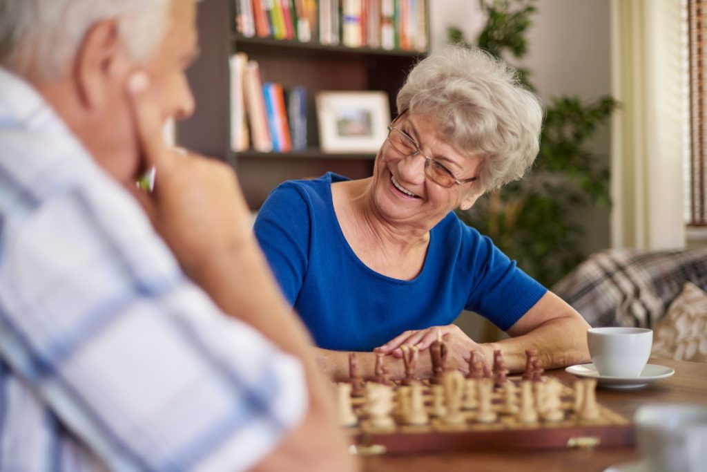 En äldre man och kvinna spelar schack