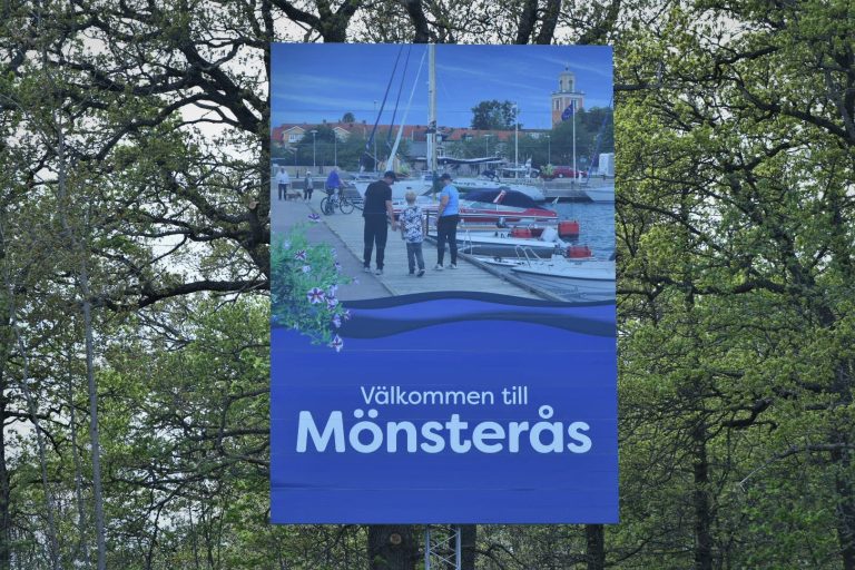 Välkomstskylt utanför Mönsterås