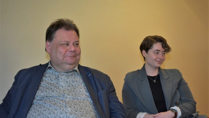 Peter Wretlund (S) och Johanna Wyckman (L) pratar på en pressträff