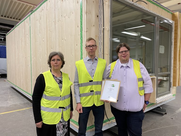 Centern delar ut miljöpris till ett företag i Oskarshamn
