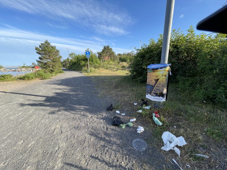 Nedskräpning vid Ernemar i Oskarshamn