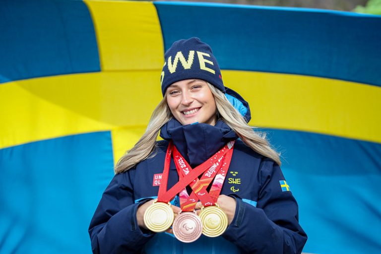 Ebba Årsjö med sina medaljer