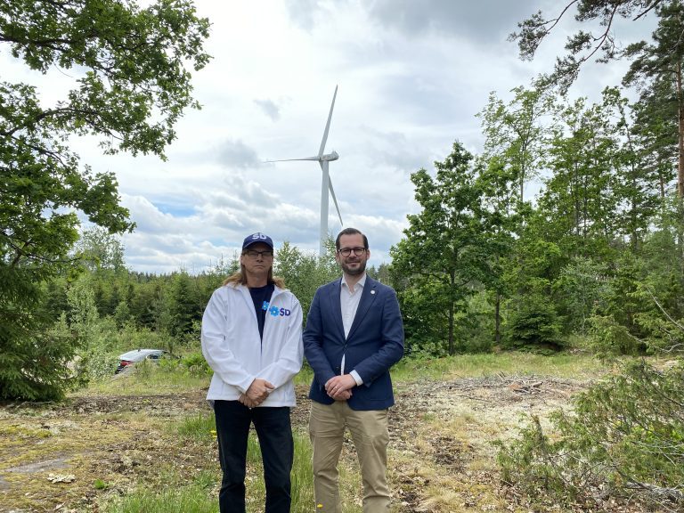 Mattias Bäckström Johansson (SD) vid ett vindkraftverk i Hultsfreds kommun