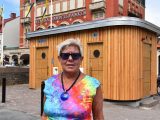 Yvonne Bergvall (S), ordförande i tekniska nämnden i Oskarshamns kommun, utanför en nyinvigd offentlig toalett i Oskarshamn
