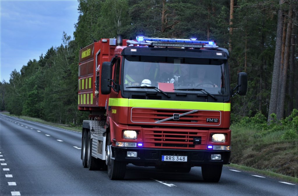 Brandbil på väg till skogsbrand utanför Fliseryd