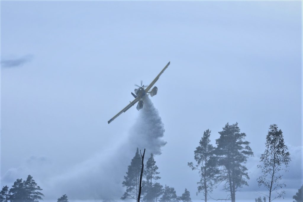 Brandflyg vid skogsbrand utanför Fliseryd