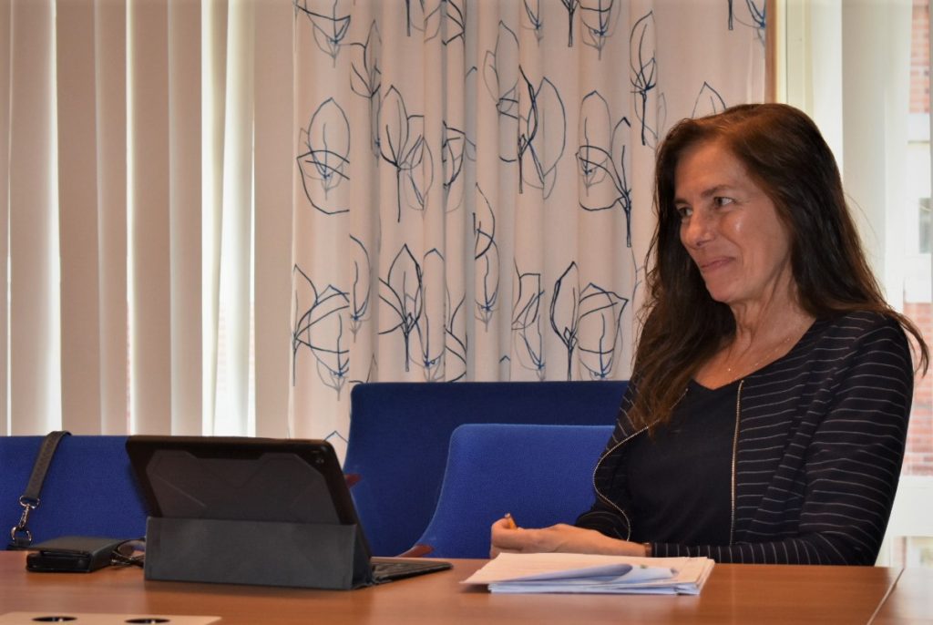Ingela Ottosson (M), förste vice ordförande i bildningsnämnden, på en pressträff i stadshuset i Oskarshamn