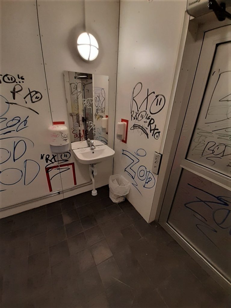 Klotterattack mot offentlig toalett i Oskarshamn