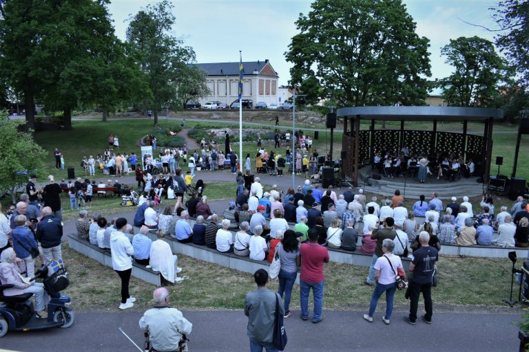 Nationaldagsfirande, fullsatt vid stadsparksscenen i Oskarshamn