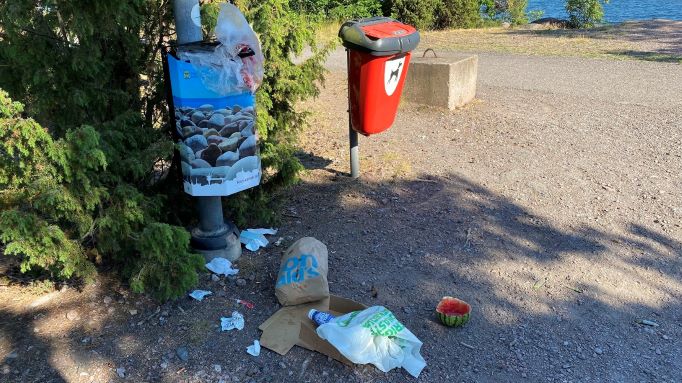 Nedskräpning vid soptunna i Oskarshamn