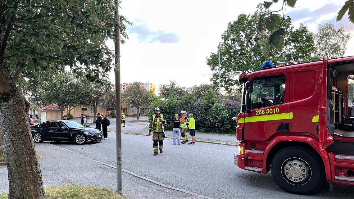 Bilist körde in i ett träd i Oskarshamn Bilist körde in i ett träd i Oskarshamn