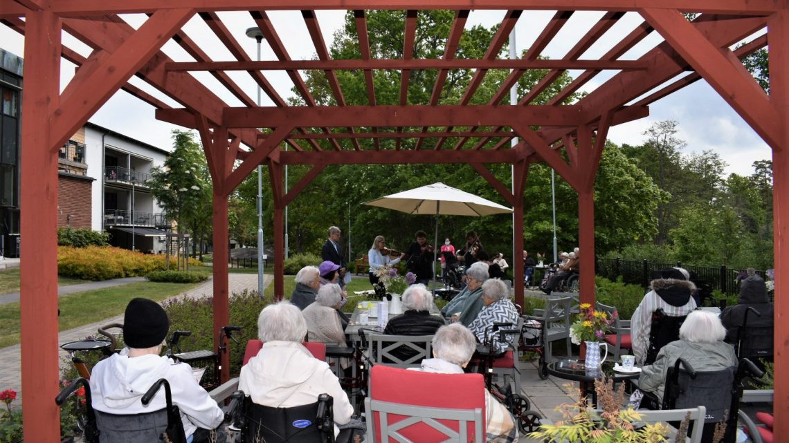 Mamma Mia vilken trevlig sommarfest: Camerata Nordica spelade för de äldre på Hantverksgatan 17 i Oskarshamn Mamma Mia vilken trevlig sommarfest: Camerata Nordica spelade för de äldre på Hantverksgatan 17 i Oskarshamn
