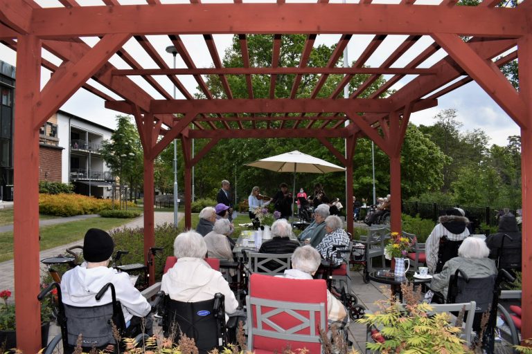 Camerata Nordica spelar i trädgården vid äldreboendet Hantverksgatan 17 i Oskarshamn