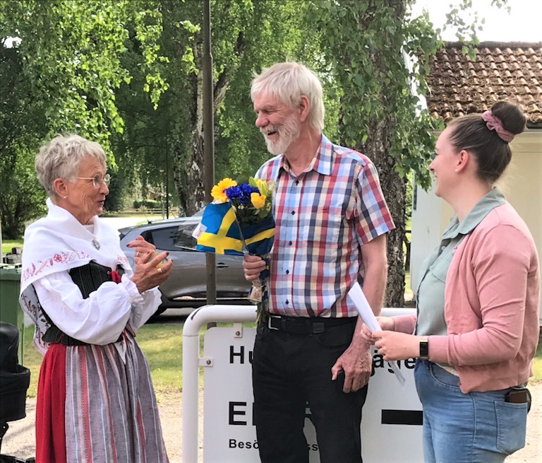 Ingemar Lennartsson (KD) och Rebecka Englund (KD) delar ut Kristdemokraternas vitsippspris till Eva Holm i folkinitiativet i Misterhult