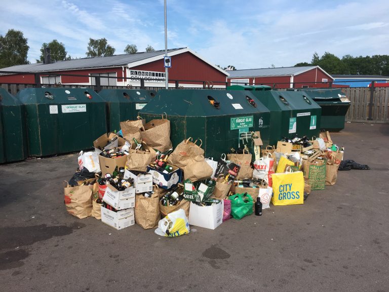 Nedskräpning vid återvinning i Borgholm på Öland