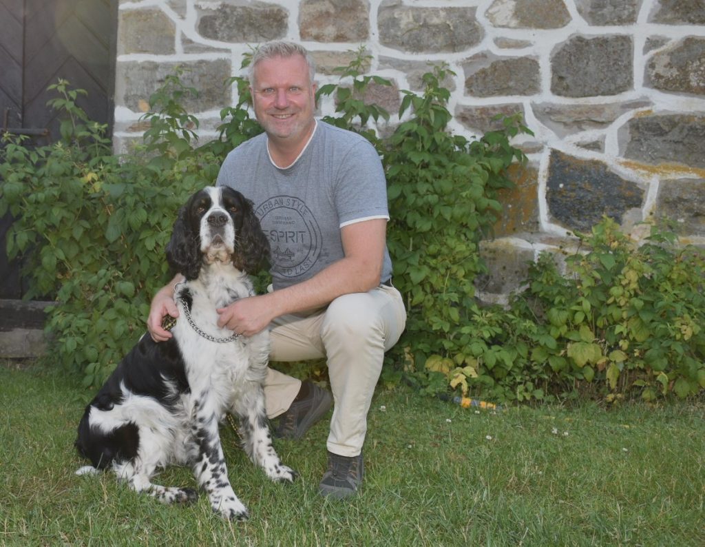Anders Johansson (C), kommunalråd i Mönsterås kommun. Här med hunden Ajax.