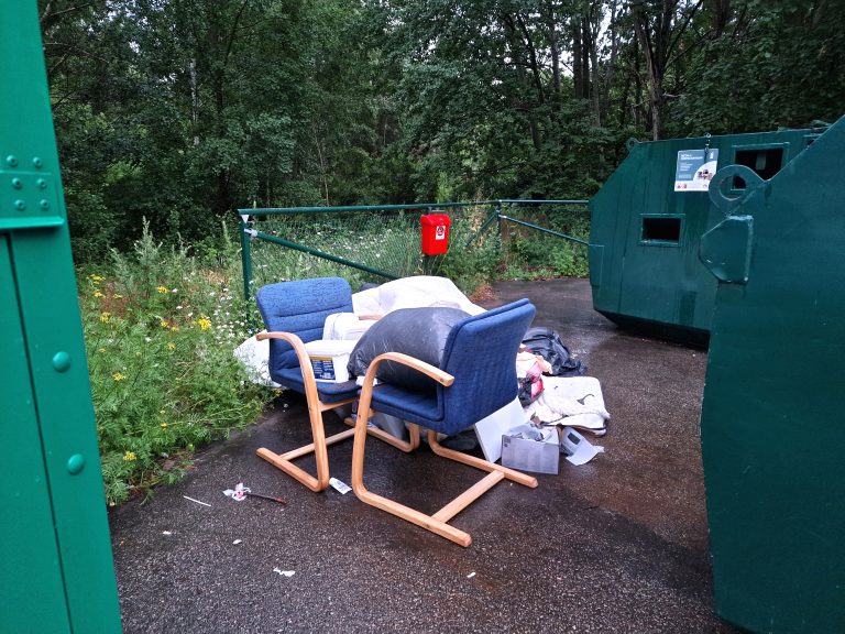 Nedskräpning vid en återvinningsstation i Kristineberg, Oskarshamn