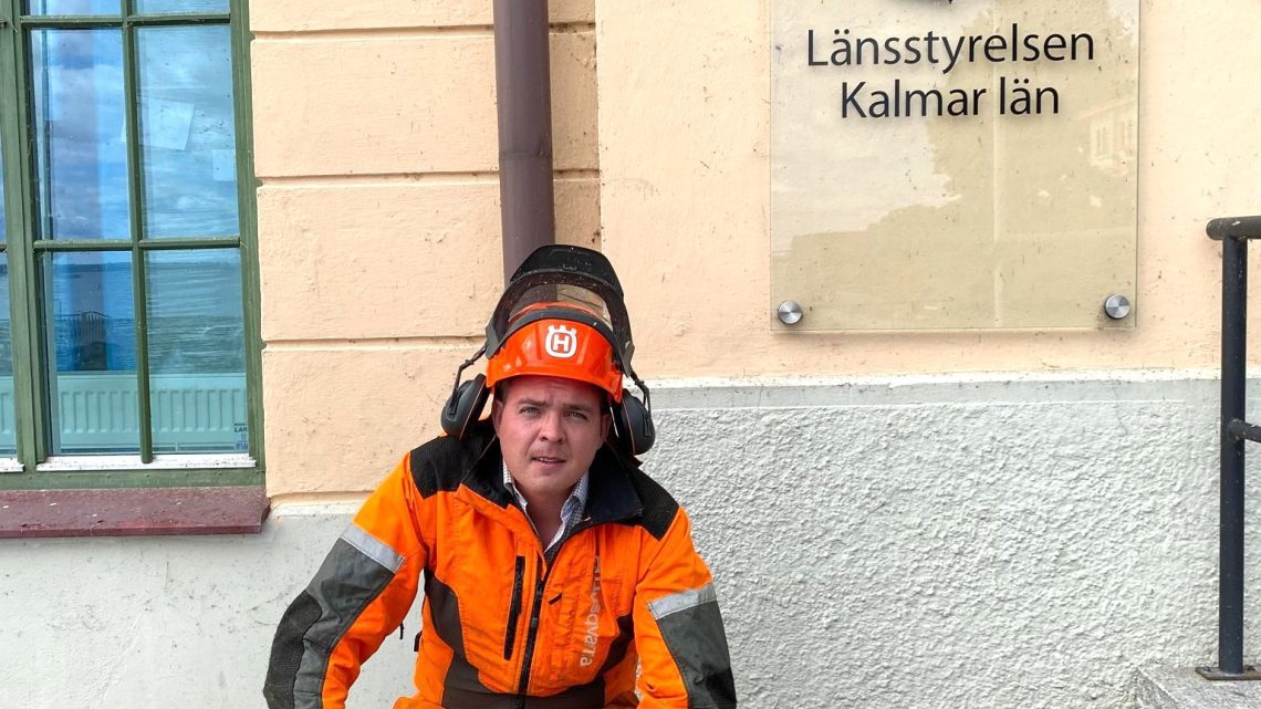 En skogshuggarklädd Carl-Wiktor Svensson (KD) vid länsstyrelsens entré: ”Jag är redo att börja kapa i byråkratin” En skogshuggarklädd Carl-Wiktor Svensson (KD) vid länsstyrelsens entré: ”Jag är redo att börja kapa i byråkratin”
